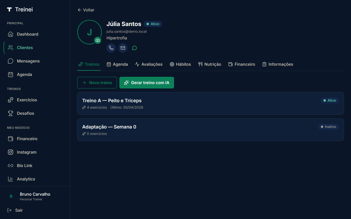 Detalhe do cliente Júlia Santos mostrando abas Treinos, Avaliações, Hábitos, Nutrição e Financeiro com botões Novo treino e Gerar treino com IA