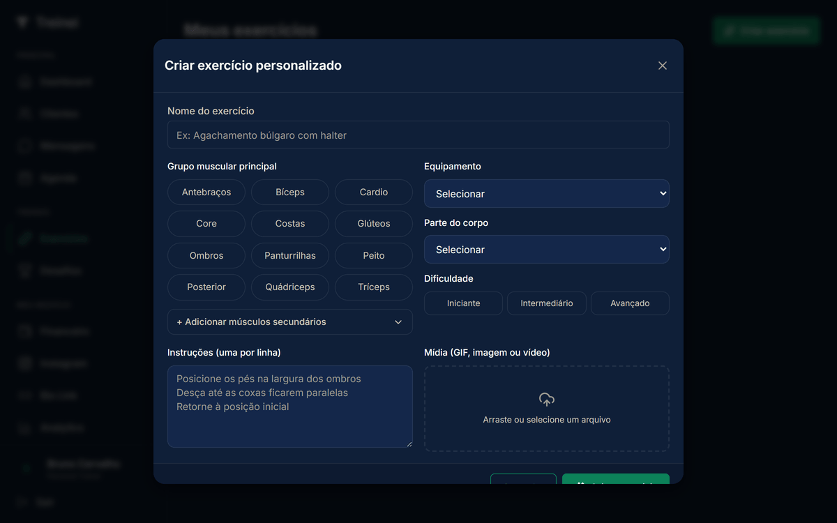 Modal Criar exercício personalizado em layout de duas colunas: à esquerda pílulas dos 12 grupos canônicos com Peito selecionado e seção colapsada "Adicionar músculos secundários"; à direita selects de Equipamento, Parte do corpo, e pílulas de Dificuldade