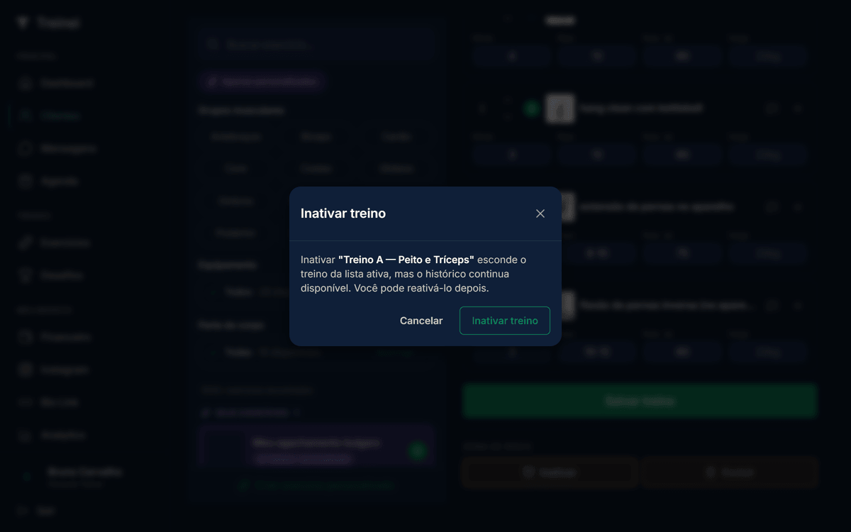 Modal Inativar treino com título, mensagem explicando que o treino some da lista ativa mas o histórico continua disponível e que pode ser reativado depois, e dois botões: Cancelar à esquerda e Inativar treino à direita